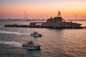 Ilustração mostra embarcações militares próximas a base naval no Bahrein.