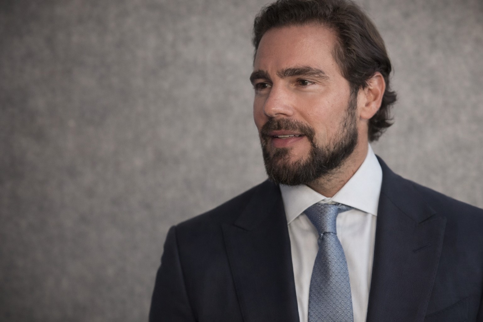 Retrato ilustrativo de Daniel Vorcaro em traje formal, imagem gerada por inteligência artificial inspirada em registro real para contextualização jornalística.