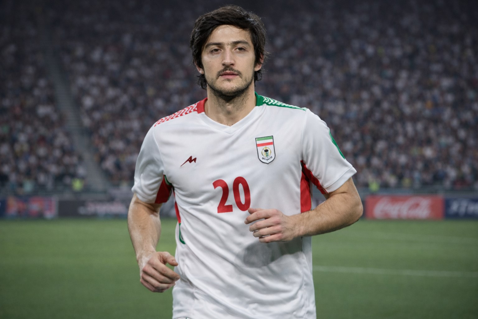 magem fotográfica ultra-realista gerada por IA representando Sardar Azmoun com uniforme da seleção do Irã em campo de futebol.