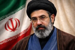 Retrato ilustrativo do novo líder supremo do Irã, Mojtaba Khamenei, diante da bandeira iraniana. Imagem gerada por inteligência artificial para contextualizar reportagem sobre seu primeiro pronunciamento oficial.