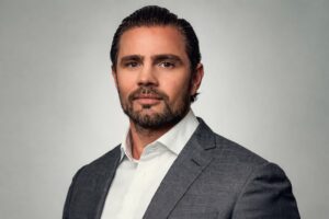 Daniel Vorcaro, do Banco Master, em retrato de fundo neutro. Imagem de reprodução otimizada por inteligência artificial para melhoria de resolução, utilizada para ilustrar a notícia.