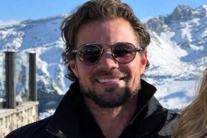 Imagem otimizada por IA mostra Daniel Vorcaro em ambiente externo com montanhas ao fundo, em registro originalmente publicado em redes sociais.