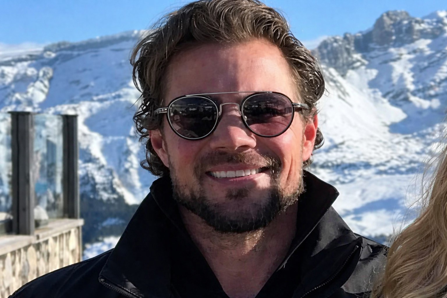 Imagem otimizada por IA mostra Daniel Vorcaro em ambiente externo com montanhas ao fundo, em registro originalmente publicado em redes sociais.