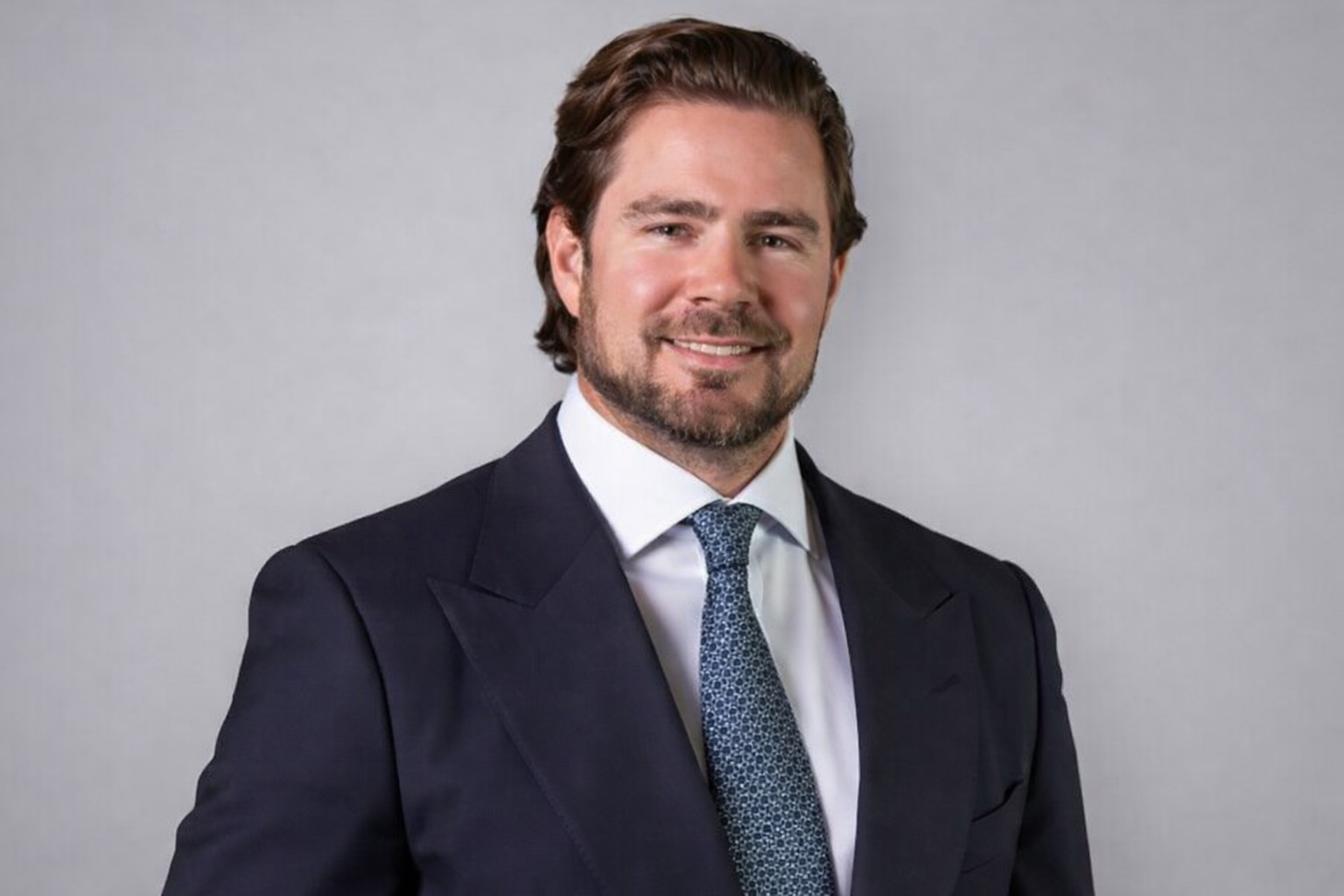 Daniel Vorcaro, dono do Banco Master, em retrato institucional com fundo neutro — imagem otimizada por inteligência artificial a partir de fotografia de reprodução.