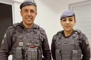 Imagem de dois policiais militares fardados lado a lado, otimizada por inteligência artificial a partir de um registro real, utilizada para fins informativos.