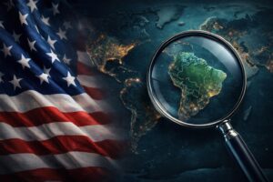 Ilustração editorial mostra bandeira dos Estados Unidos à esquerda e um mapa-múndi escuro à direita com uma lupa destacando a América do Sul, simbolizando investigação comercial internacional.