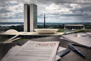 Montagem fotográfica ultrarrealista do Congresso Nacional em Brasília sob céu nublado, com documentos desfocados em primeiro plano representando investigação institucional.