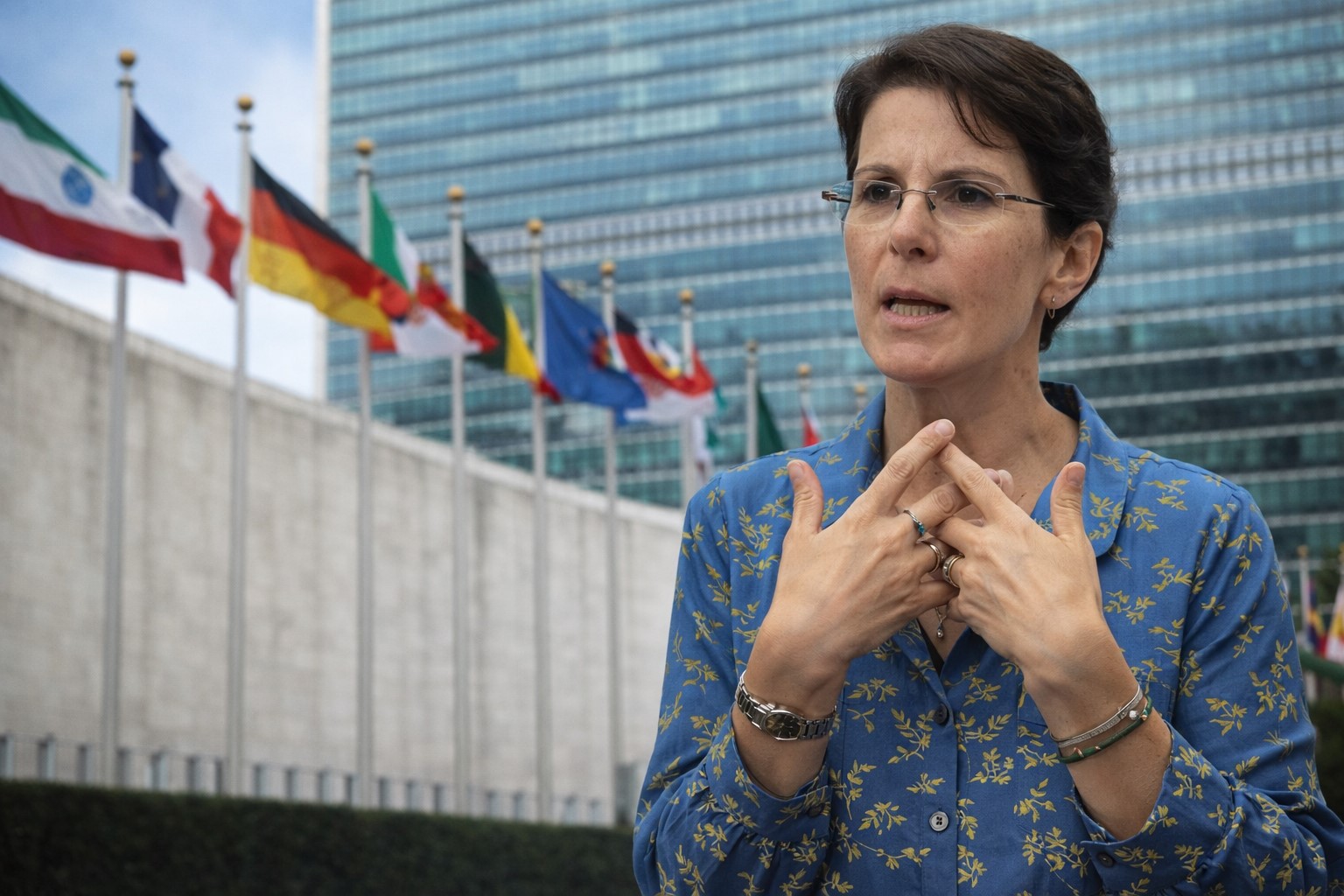 Ilustração fotográfica gerada por inteligência artificial inspirada na relatora da ONU Reem Alsalem diante da sede das Nações Unidas em Nova York.