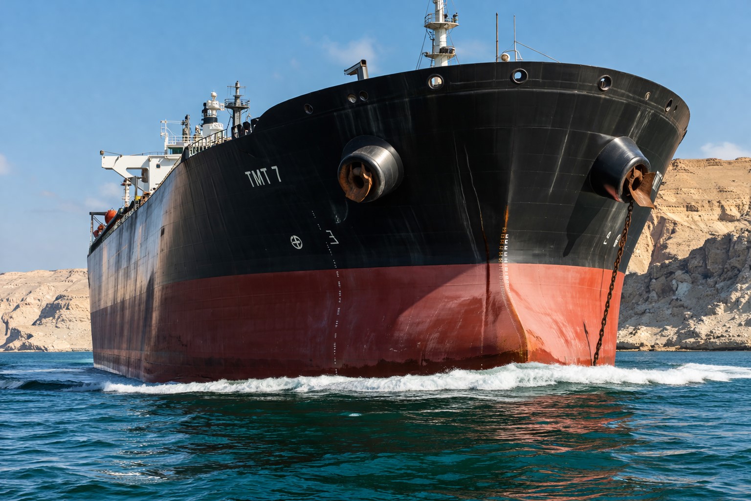 Ilustração fotográfica ultra-realista gerada por IA mostra a proa de um navio petroleiro atravessando o Estreito de Ormuz em cenário diurno.