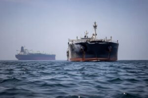 Navios tanque no Golfo Pérsico em cena marítima ultrarrealista.