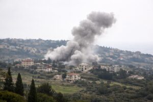 Imagem ilustrativa gerada por IA mostra área residencial no sul do Líbano com coluna de fumaça ao fundo após ataque.