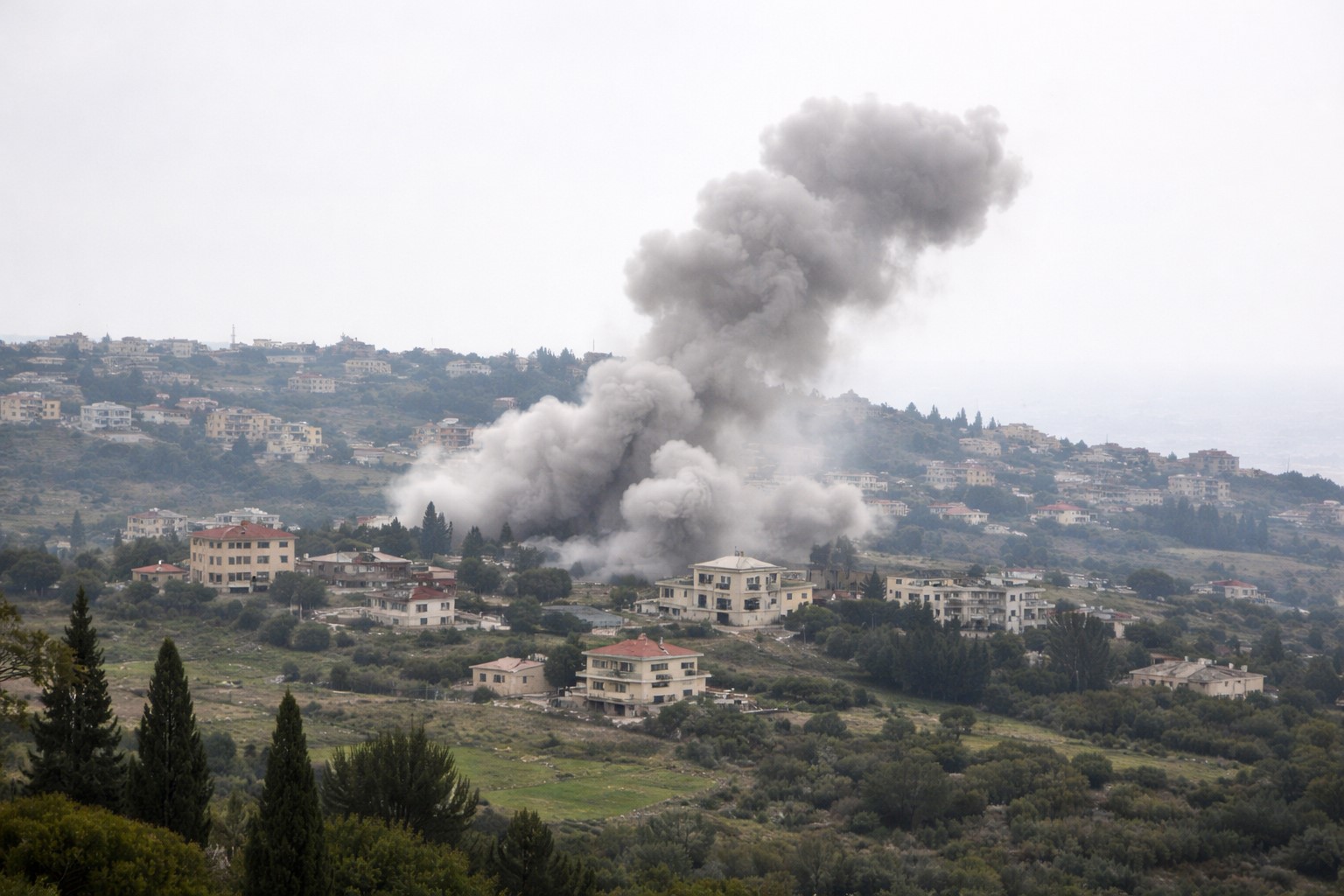 Imagem ilustrativa gerada por IA mostra área residencial no sul do Líbano com coluna de fumaça ao fundo após ataque.
