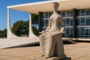 Imagem ilustrativa mostra estátua da Justiça em frente ao STF em Brasília.