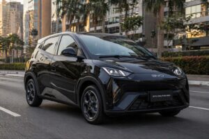 Ilustração de carro elétrico da BYD em cenário urbano gerada por IA.