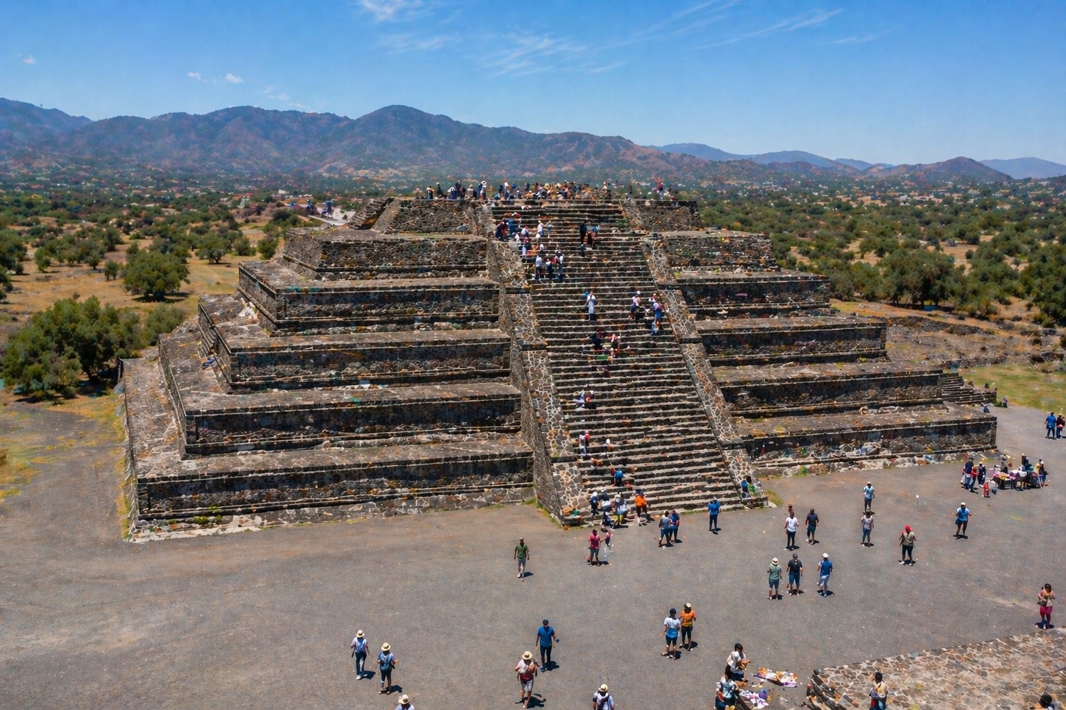 Ilustração fotográfica ultra-realista mostra uma das pirâmides de Teotihuacán, no México, em cena diurna com turistas distribuídos pela estrutura.