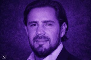 Retrato de Daniel Vorcaro com tratamento visual em tons de roxo e fundo texturizado.