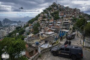 Imagem de operação policial em favela com viaturas e helicóptero, gerada por IA.