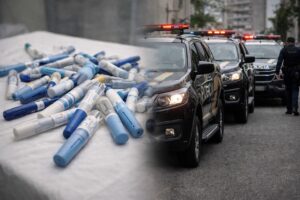 Montagem com canetas emagrecedoras sobre mesa e viaturas policiais ao fundo.