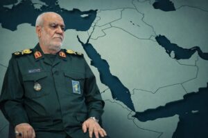 Imagem editada por IA do comandante iraniano Majid Hademi com mapa 3D do Oriente Médio ao fundo.