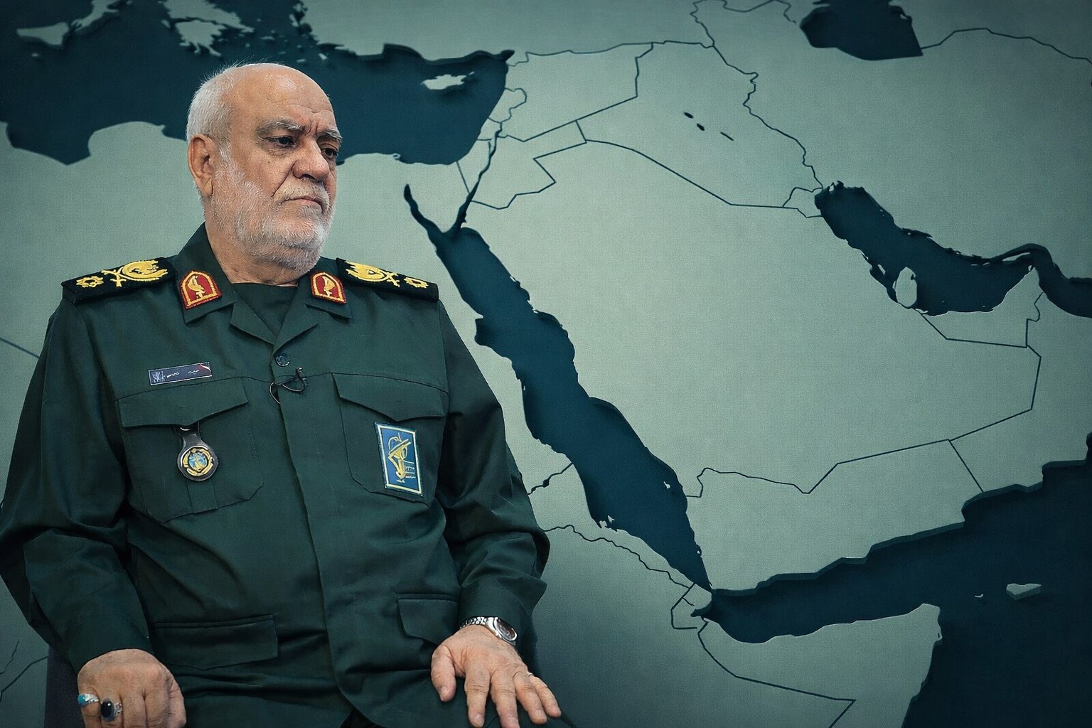 Imagem editada por IA do comandante iraniano Majid Hademi com mapa 3D do Oriente Médio ao fundo.