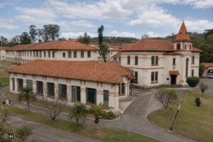 Ilustração fotográfica ultrarrealista gerada por IA que representa o antigo hospital psiquiátrico de Barbacena, em Minas Gerais.