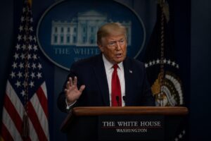 Ilustração fotográfica ultra-realista gerada por IA mostra Donald Trump durante discurso em púlpito da Casa Branca.