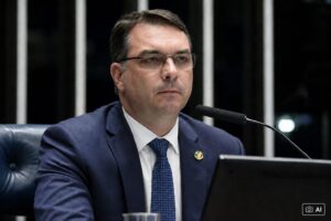 Ilustração fotográfica ultrarrealista gerada por IA representa o senador Flávio Bolsonaro em ambiente do Senado Federal.