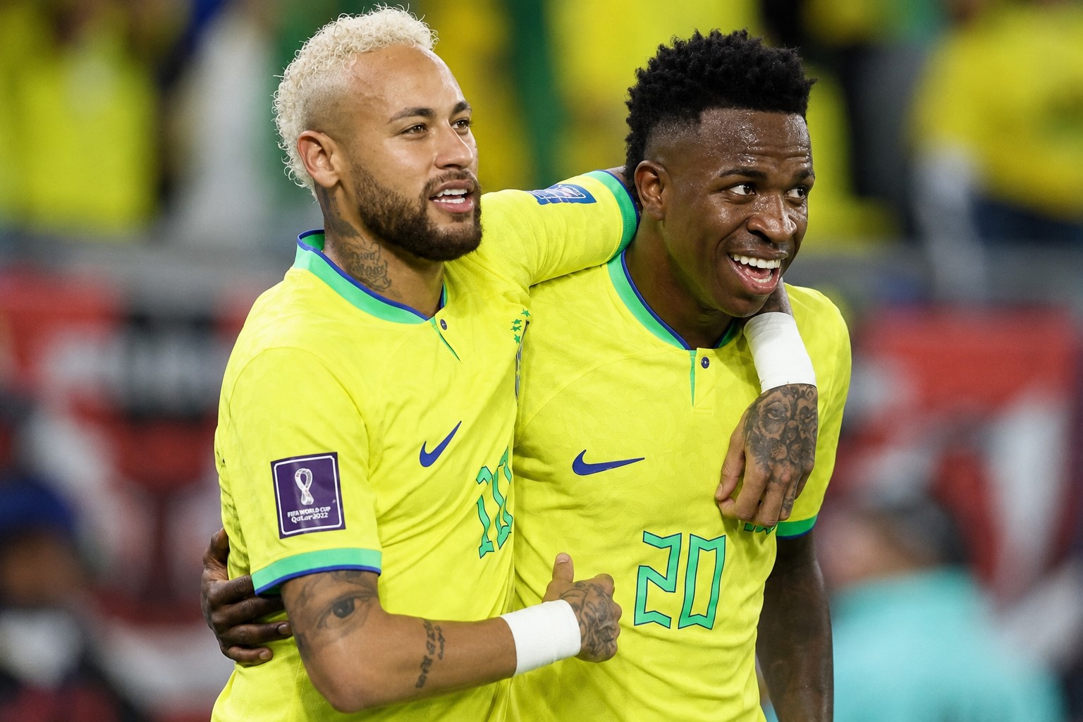 Imagem de Neymar e Vini Jr. em estádio de futebol, reenquadrada e otimizada por IA a partir de registro real.