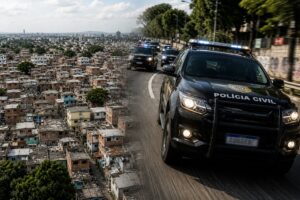Montagem fotográfica gerada por IA mostra Complexo da Maré à esquerda e operação policial à direita.