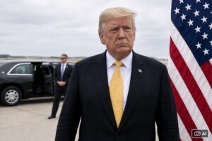 Ilustração fotográfica ultrarrealista editorial gerada por IA, inspirada em registro real da fonte citada, mostra Donald Trump em pista de aeroporto com veículo presidencial ao fundo e bandeira dos Estados Unidos à direita.
