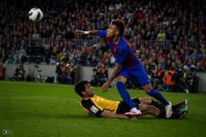 Ilustração fotográfica ultra-realista gerada por IA mostra Neymar em lance contra um marcador do Málaga, em reconstrução visual inspirada em um dos dribles mais lembrados de sua carreira pelo Barcelona.