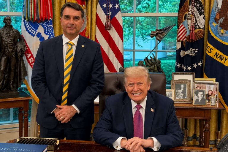 baluartv.com.br | Trump publica foto com Flávio Bolsonaro após proposta de tarifa ao Brasil