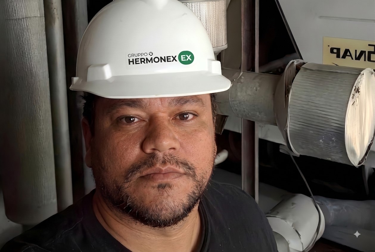 Allan Azevedo de Andrade, engenheiro mecânico e engenheiro de Segurança do Trabalho, em registro fotográfico utilizado para ilustrar conteúdo sobre a atuação do Grupo Hermonex em climatização e refrigeração.