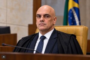 Ilustração gerada por IA mostra Alexandre de Moraes em ambiente institucional do STF, usando toga sobre terno e gravata, com bandeira do Brasil ao fundo.