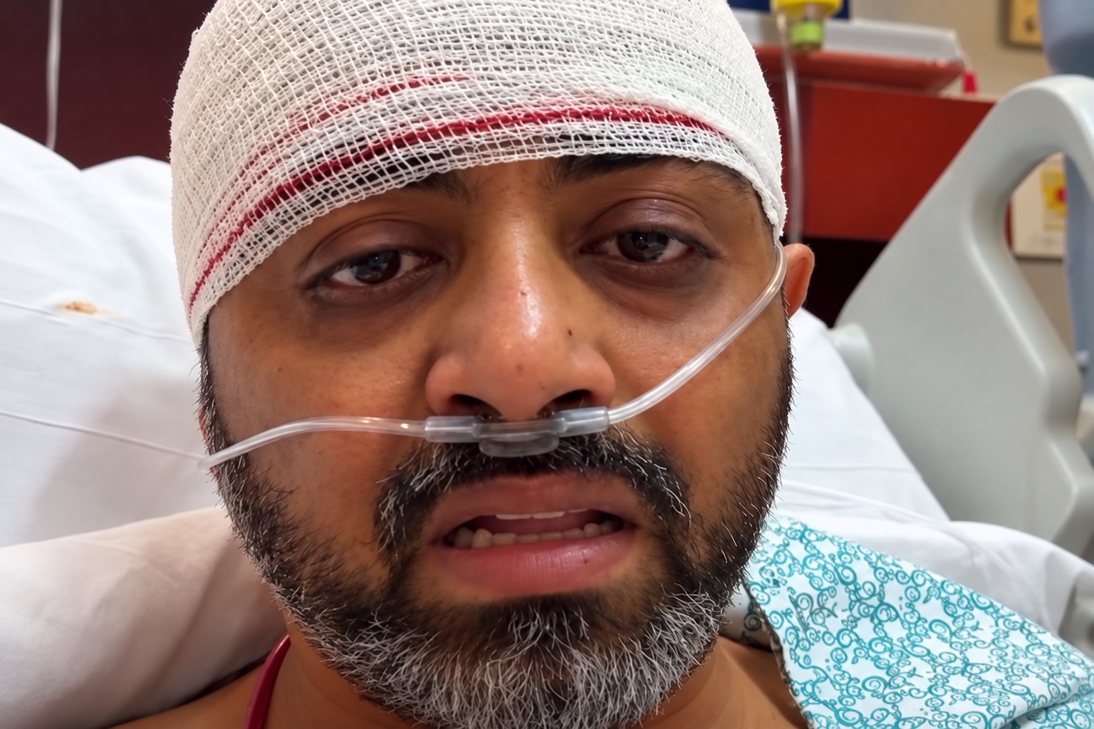 Piloto da Flydubai em recuperação no hospital após receber os primeiros cuidados médicos, em frame de vídeo com resolução otimizada por IA.