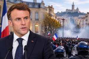 Montagem gerada por inteligência artificial mostrando Emmanuel Macron à esquerda e uma representação de protestos nas ruas de Marselha, na França, à direita.